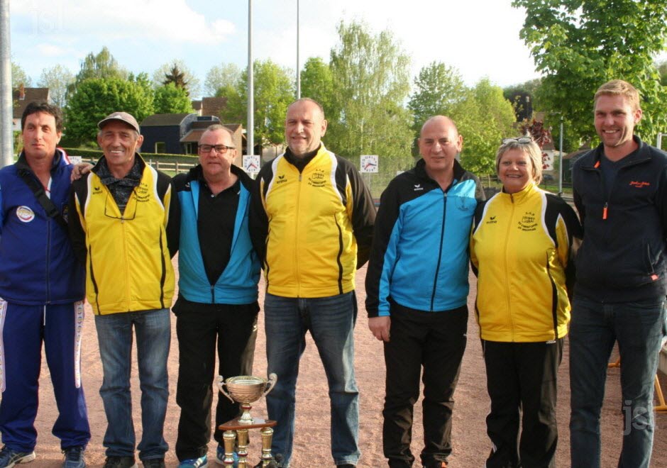 digoin-(en-bleu)-et-saint-christophe-en-brionnais-(en-jaune)-avec-l-arbitre-mickael-gouttenoire-(a-gauche)-et-patrick-dussably-(a-droite)