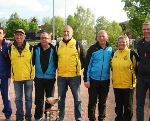 digoin-(en-bleu)-et-saint-christophe-en-brionnais-(en-jaune)-avec-l-arbitre-mickael-gouttenoire-(a-gauche)-et-patrick-dussably-(a-droite)